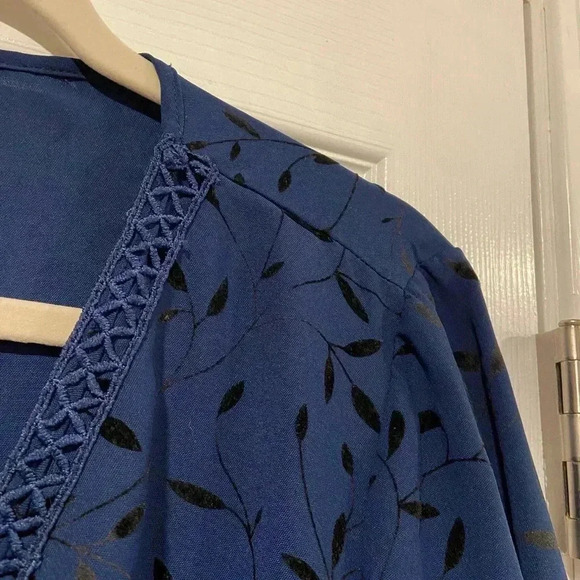 BloomChic Blue Black Velvet Floral Balloon Sleeve V Neck Ruffle Top Size 16 - Picture 3 of 11